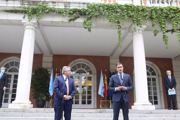 El presidente de la República Argentina, Alberto Fernández (i) y el presidente del Gobierno, Pedro Sánchez (d) intervienen en el Complejo de la Moncloa, a 11 de mayo de 2021, en Madrid (España). La visita se produje después de que el Gobierno enviara la