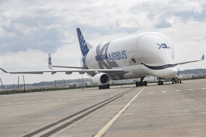 Archivo - Un avión en la pista del nuevo campus de Airbus, a 15 de abril de 2021, en Getafe, Madrid, (España)