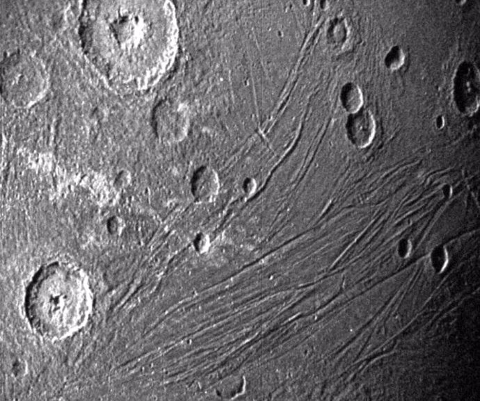 Esta imagen del lado oscuro de Ganímedes fue obtenida por la cámara de navegación de la Unidad de Referencia Estelar de Juno durante su sobrevuelo de la luna el 7 de Junio de 2021.