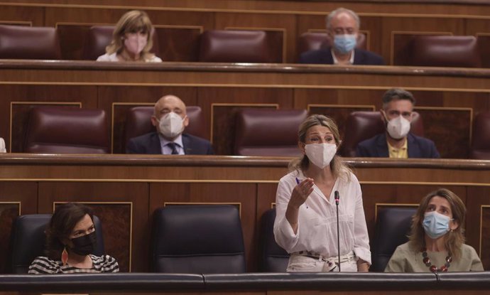 La vicepresidenta tercera del Gobierno y ministra de Trabajo y Economía Social, Yolanda Díaz, interviene en una sesión de control al Gobierno