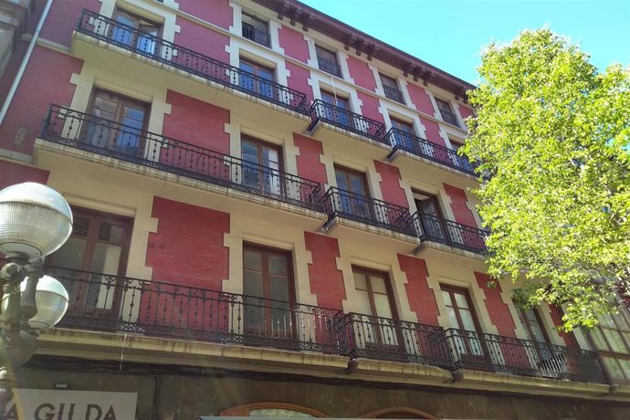 Archivo - Inmueble en la calle Ledesma de Bilbao que acogerá 45 apartamentos