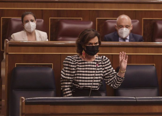 La vicepresidenta primera y ministra de la Presidencia, Relaciones con las Cortes y Memoria Democrática, Carmen Calvo, interviene en una sesión de control al Gobierno, a 9 de junio de 2021, en el Congreso de los Diputados, Madrid, (España).