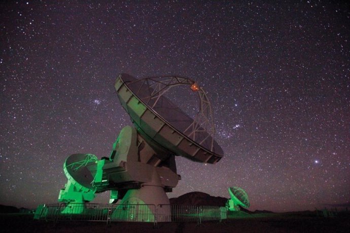 Los investigadores aprovecharon las antenas de radio del Atacama Large Millimeter Array, o ALMA, para detectar las muy débiles emisiones de moléculas orgánicas en varias nebulosas planetarias, remanentes de estrellas moribundas.