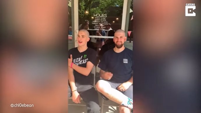 Un par de hermanos se rapan la cabeza para crear una peluca para su prima de 21 años con alopecia