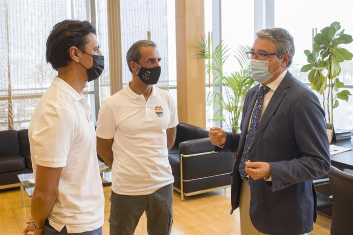 Dos malagueños, Carlos Toro y Carlos Rumbado, recorrerán el litoral andaluz en el Desafío Inclusivo 3D con el impulso de la Diputación. En la imagen junto al presidente de la Diputación, Francis Salado.