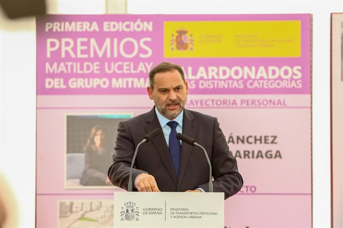El ministro de Transportes, Movilidad y Agenda Urbana, Jose Luis Ábalos, asiste a la entrega de los Premios Matilde Ucelay celebrada en el Real Observatorio de Madrid, (España). 