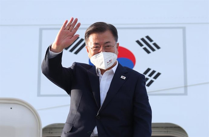 22 May 2021, US, Atlanta: South Korean President Moon Jae-in waves ahead of his departure from Hartsfield-Jackson Atlanta International Airport in Atlanta following a visit to USA. Photo: -/YNA/dpa