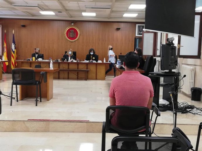 El acusado de apuñalar a otro hombre con una botella rota en Corea, sentado para el juicio en la Audiencia Provincial.