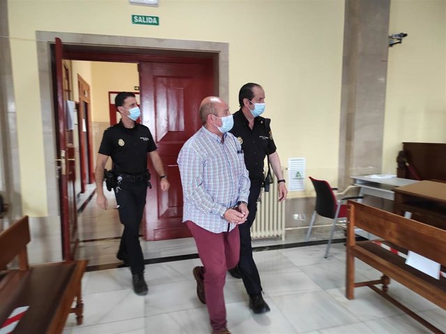El ya condenado entrando en la sala de vistas de la Audiencia de Jaén