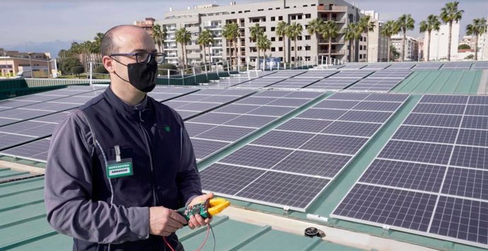 Paneles solares en una tienda de Mercadona