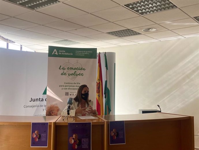 La delegada de Igualdad, Políticas Sociales y Conciliación, María Dolores Fernández, en rueda de prensa
