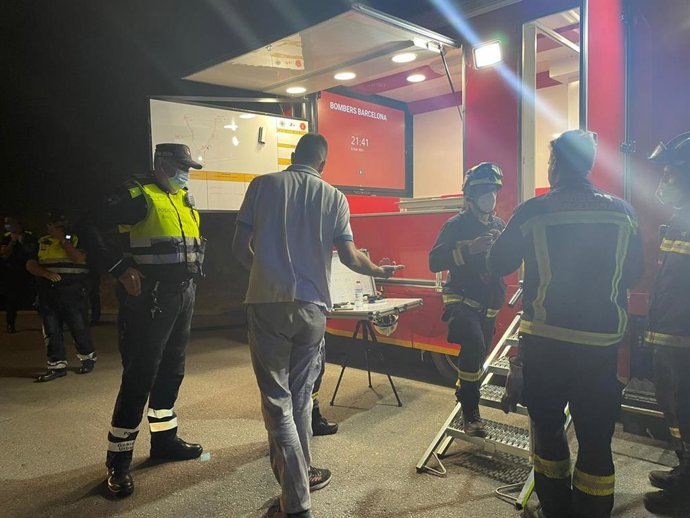 Efectivos trabajando en el incendio del Parque de Collserola. Imagen de archivo