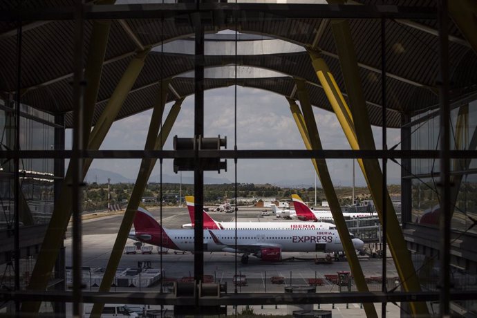 Aviones de Iberia aparcados en la pista de la Terminal T4 del Aeropuerto Adolfo Suárez Madrid-Barajas
