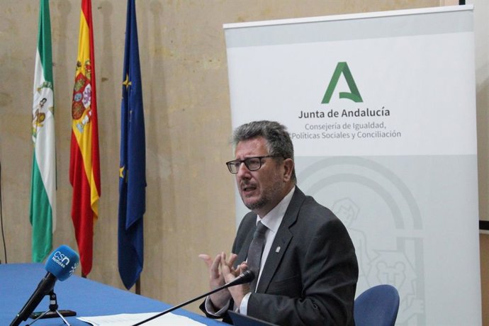 El delegado de Igualdad, Políticas Sociales y Conciliación en Huelva, Manuel Antonio Conde del Río, en la presentación de la campaña en el Palacio Mora Claros.
