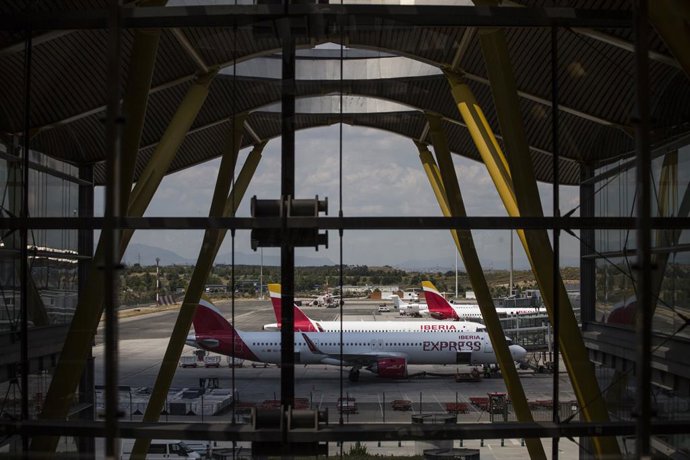 Aviones de Iberia aparcados en la pista de la Terminal T4 del Aeropuerto Adolfo Suárez Madrid-Barajas, a 7 de junio de 2021, en Madrid, (España). España permite desde este lunes la entrada de viajeros que acrediten estar vacunados contra la Covid-19 des