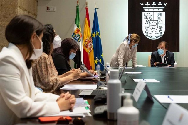 Los miembros del Consejo de Gobierno de la Junta, en la reunión presencial de este miércoles.