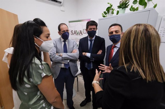 El vicepresidente de la Junta de Andalucía, Juan Marín, este miércoles en su visita al Servicio de Asistencia a Víctimas de Andalucía (SAVA) en Lora del Río (Sevilla).
