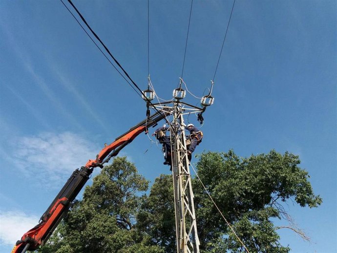 Archivo - Imagen de archivo de mejora de infraestructuras eléctricas