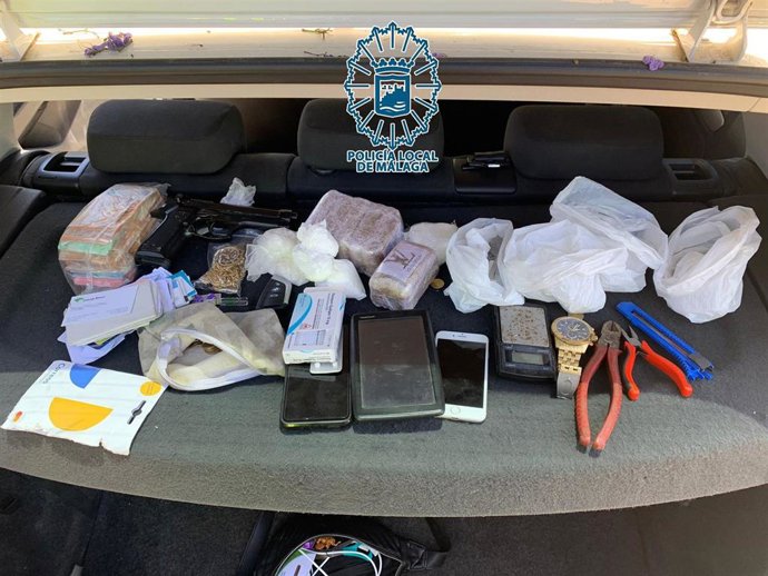 Detenido en Málaga capital un conductor con una pistola, hachís, cocaína y más de 6.000 euros en el maletero del coche