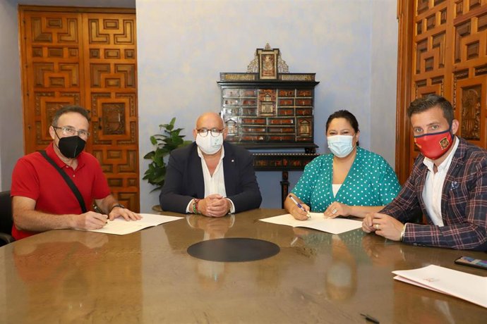 La presidenta de Iprodeco, Dolores Amo, en la firma del convenio.