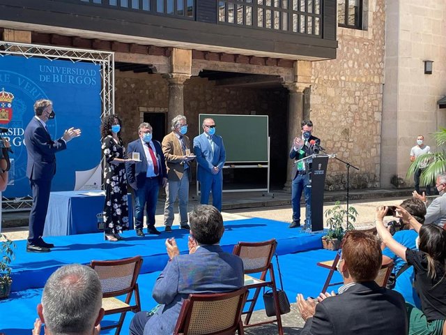 Manuel Pérez Mateos, rector de la UBU entregando las Medallas de la UBU a los sanitarios de la provincia.