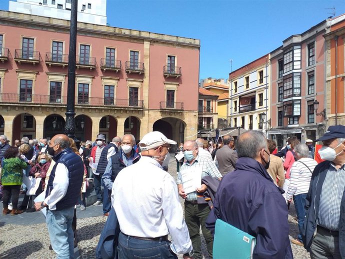 Usuarios del centro de Mayores de San Agustín de Gijón durante una concentración que llevaron a cabo en la plaza Mayor para reclamar un local 