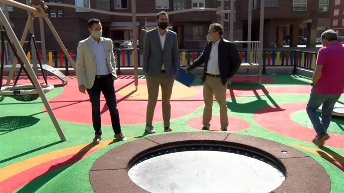 A la izquierda, Daniel De la Rosa, alcalde de Burgos, y a su derecha Daniel Garabito, concejal de Fomento.