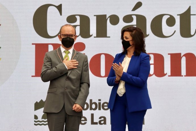 El doctor Miguel Ibáñez recibe el título de 'Riojano Ilustre' de manos de la presidenta de La Rioja Concha Andreu