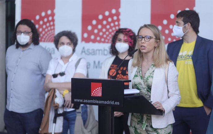 La portavoz de Podemos en la Asamblea de Madrid, en sustitución a Isa Serra, Carolina Alonso, interviene acompañada de otros miembros del partido en el acto de constitución de la Asamblea de Madrid de la XII Legislatura, a 8 de junio de 2021, en Madrid 