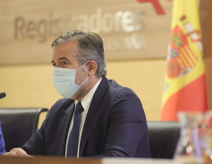 El consejero de Justicia, Interior y Víctimas en funciones de la Comunidad de Madrid, Enrique López, inaugura la jornada sobre la nueva herramienta contra la ocupación ilegal de viviendas para  la Policía Local de la región, a 28 de mayo de 2021. 