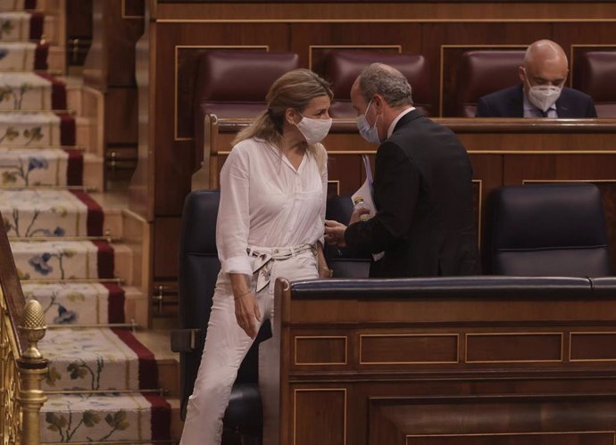 La vicepresidenta tercera del Gobierno y ministra de Trabajo y Economía Social, Yolanda Díaz, conversa con el ministro de Justicia, Juan Carlos Campo, en una sesión de control al Gobierno, a 9 de junio de 2021, en el Congreso de los Diputados, Madrid, (