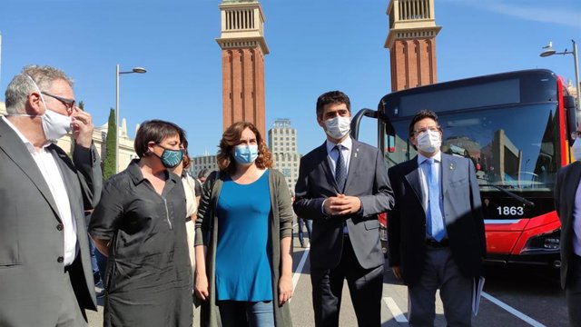 El consejero delegado de TMB, Gerardo Lertxundi; la presidenta de TMB, Rosa Alarcón; la alcaldesa de Barcelona, Ada Colau; y el vicepresidente del Govern, Jordi Puigneró, en la presentación de los nuevos buses ecológicos de TMB.