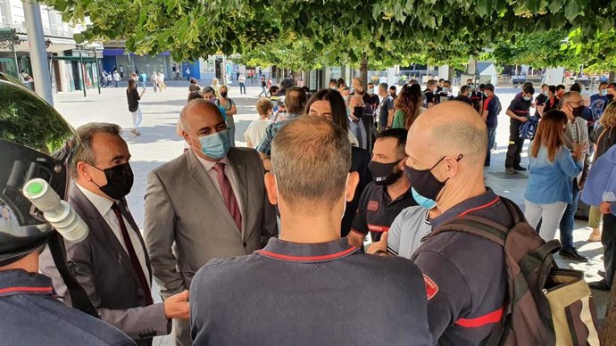 El presidente de la Diputación de Zaragoza, José Antonio Sánchez Quero, departe con los bomberos concentrados frente a la sede de la institución provincial.
