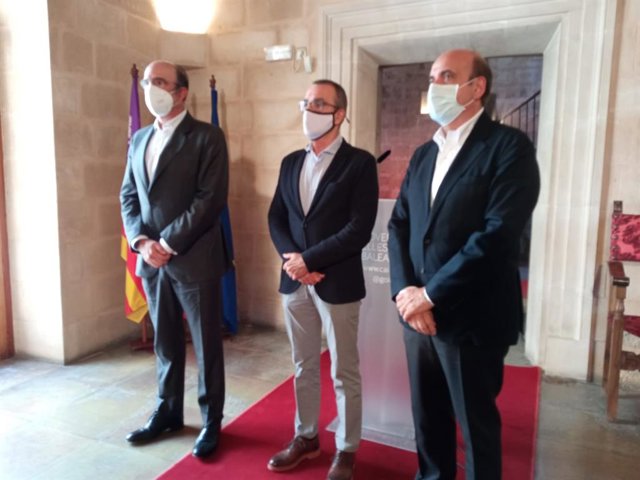 El consejero delegado de Acciona, Rafael Mateo; el consejero delegado de Enagás, Marcelino Orea, junto al conseller Juan Pedro Yllanes.