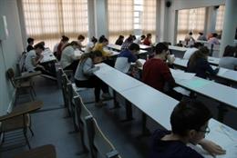 Archivo - Estudiantes en uno de los exámenes de la PEvAU en la UCO antres de la pandemia.
