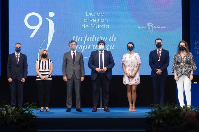 Acto del Día de la Región con el presidente Fernando López Miras y los premiados en una foto de familia