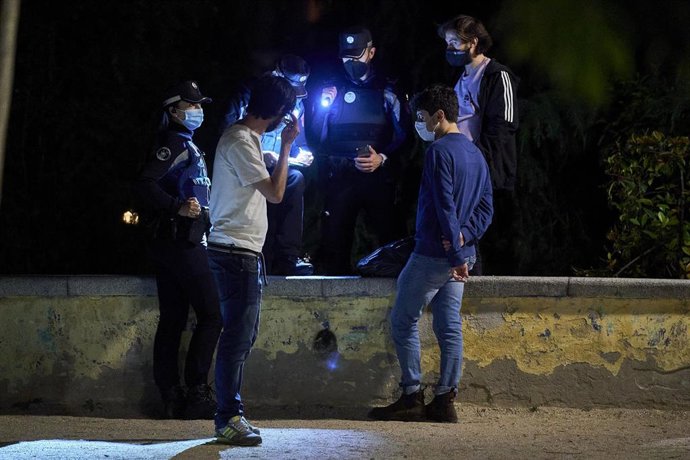 La Policía Municipal identifica a dos jóvenes en en el Parque de las Vistillas, uno de los lugares típicos de reunión en las fiestas de San Isidro, a 16 de mayo de 2021, en Madrid (España). 