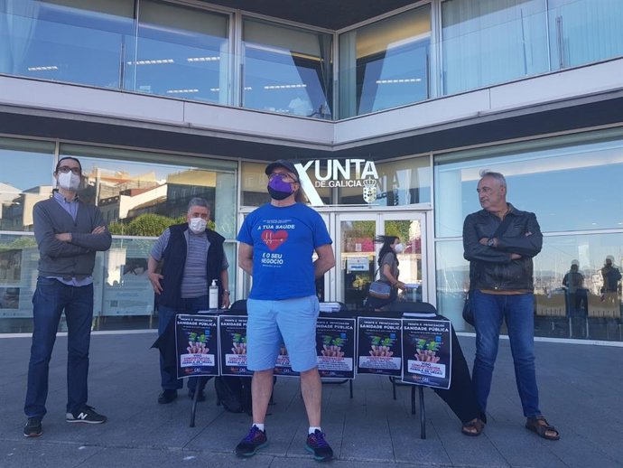 El usuario del servicio Ramón González, el portavoz de la plataforma, Miguel Hernández, y el secretario de Acción Sindical de CGT Vigo, Víctor Delio Vilaboa, en el acto