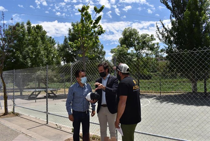 El alcalde de Monzón, Isaac Claver y  el concejal de Innovación y Transformación Digital, Jesús Guerrero, comprueban los nuevos sistemas de vigilancia