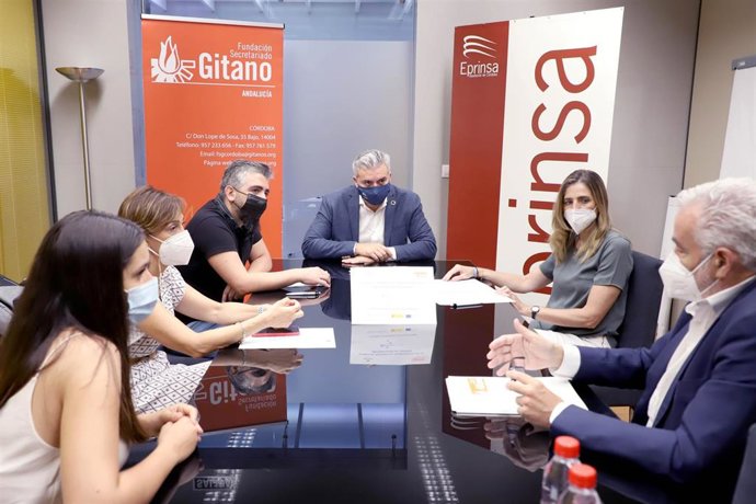 El presidente de Eprinsa, Víctor Montoro (centro), en la firma con la Fundación Secretariado Gitano.