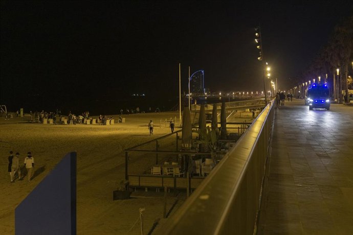 Un coche de policía vigila la playa de la Barceloneta, en una foto de archivo.