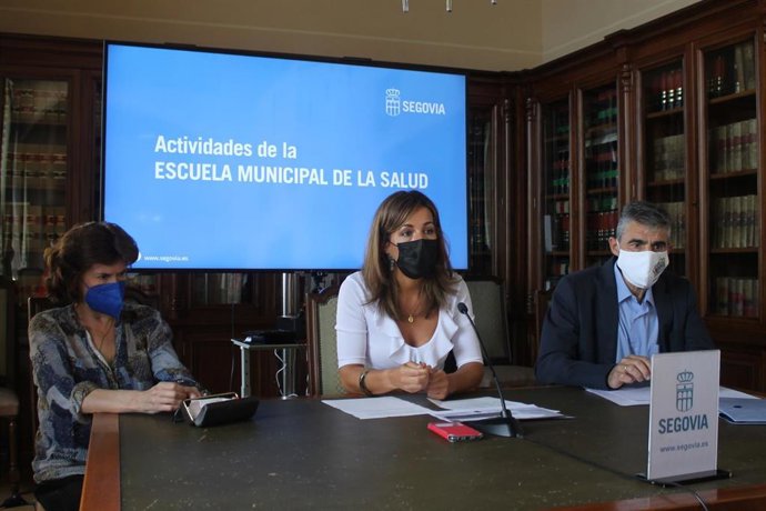 La jefa de sección de promoción de la salud, Pilar Gómez (izquierda), la concejala de Servicios Sociales, Ana Peñalosa (centro) y el presidente de la Asociación Andrés Laguna (derecha).