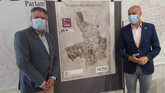 El alcalde de León, José Antonio Diez, y el concejal de Desarrollo Urbano, Luis Miguel García Copete, en la presentación del plan de asfaltado.