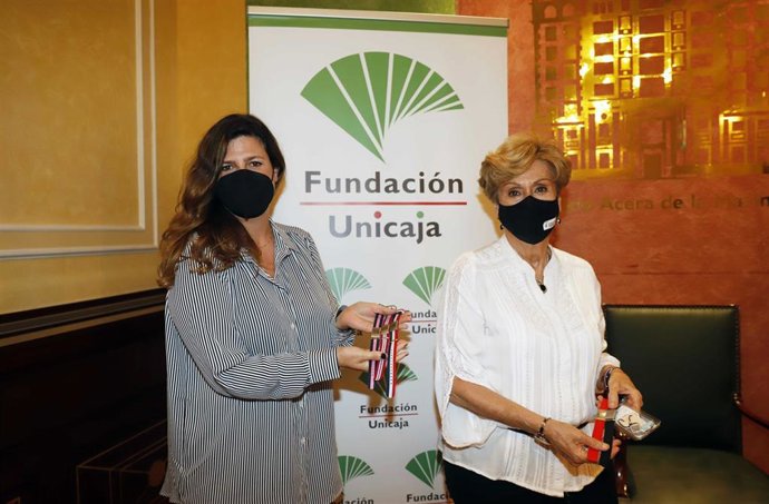 La responsable de Solidaridad Social y Educación de la Fundación Unicaja, Ana Cabrera, y la presidenta la Asociación de Pacientes Anticoagulados y Coronarios de Málaga, María Victoria Martín,