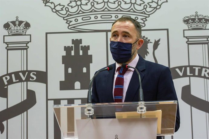 Archivo - El delegado del Gobierno en el País Vasco, Denis Itxaso, ofrece una rueda de prensa en la subdelegación del Gobierno en Gipuzkoa