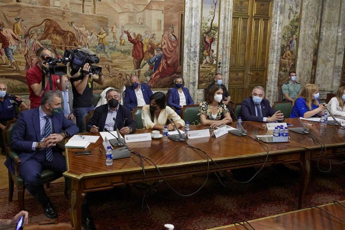 El portavoz de Vox en el Ayuntamiento de Madrid, Javier Ortega Smith; junto al resto de portavoces durante una reunión de la Junta y el Consejo Local de Seguridad de Madrid