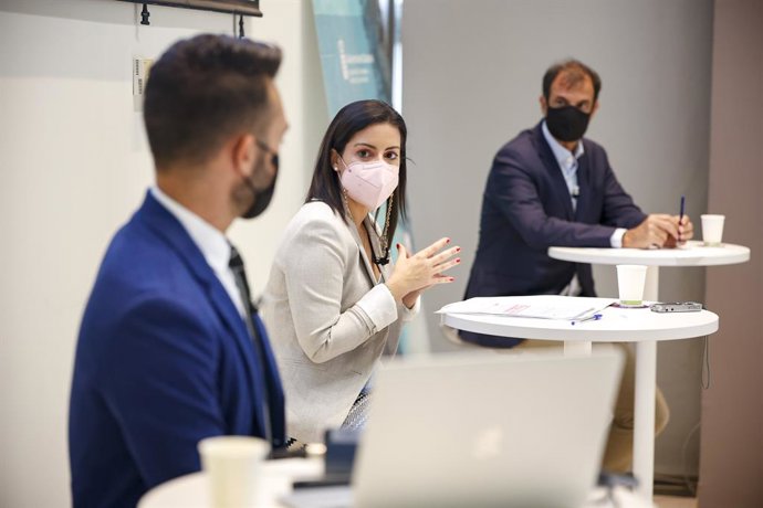 La consejera de Turismo, Yaiza Castillas, junto al director gerente de Promotur Turismo de Islas Canarias, José Juan Lorenzo, y el director de Proyectos de Comunicación de Marketing, Alberto Ávila