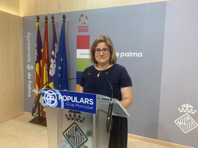 La portavoz del PP en el Ayuntamiento de Palma, Mercedes Celeste, en una rueda de prensa.