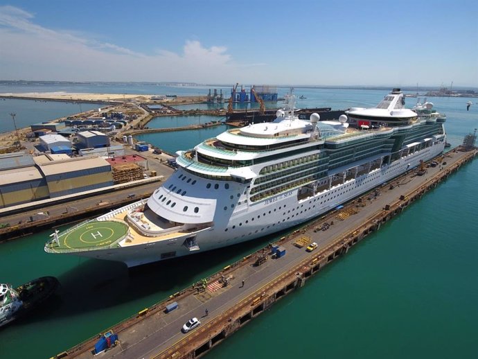 Un crucero entrando en uno de los diques de Navantia Cádiz para su intervención