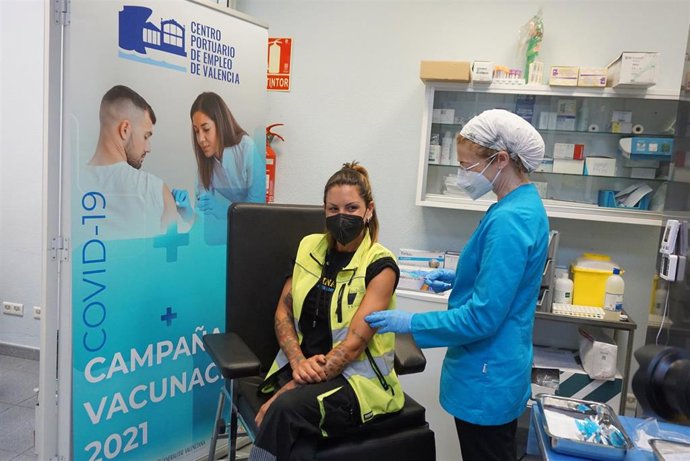 Trabajadora del puerto recibiendo la vacuna